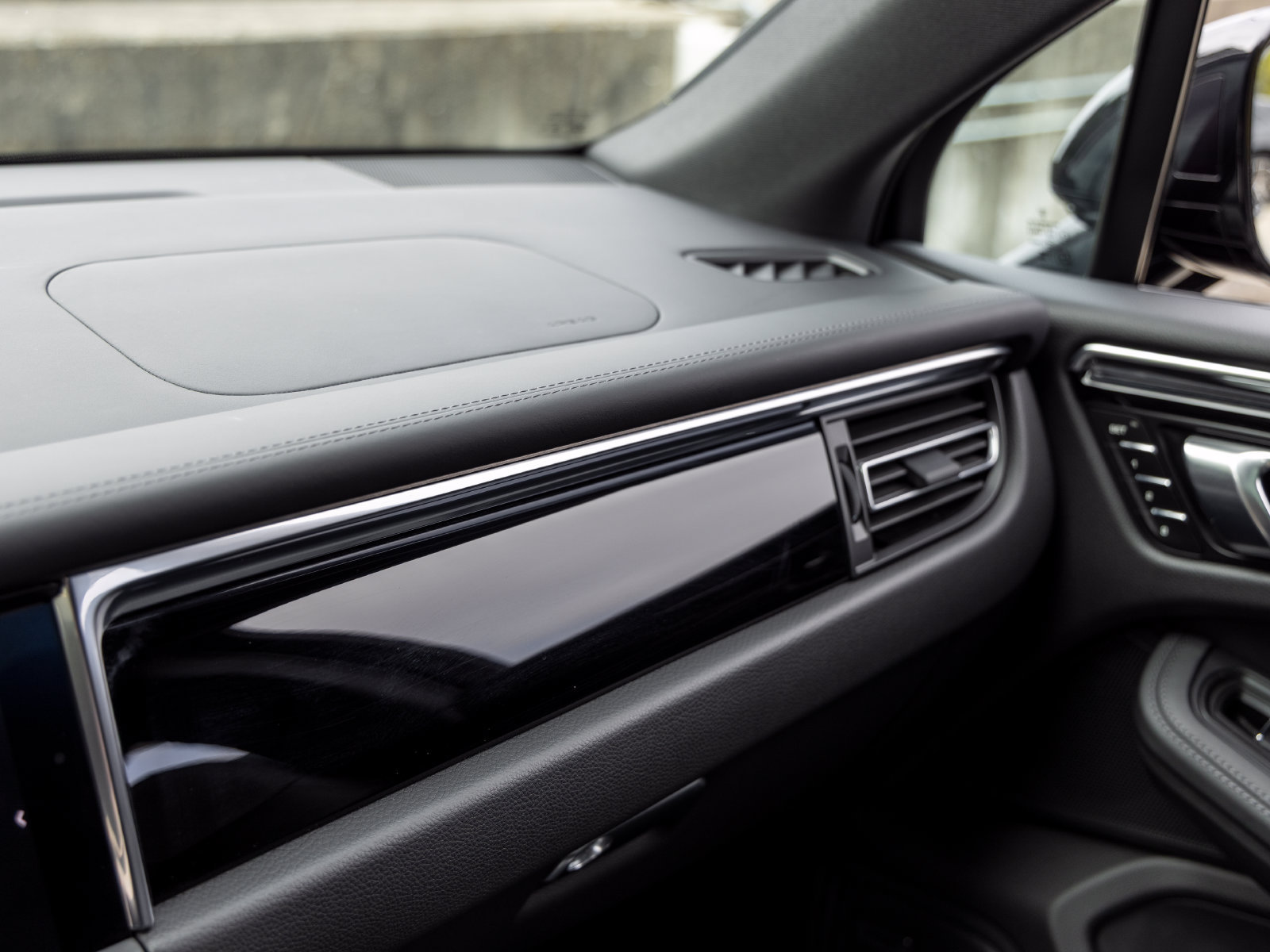 Used 2026 Porsche Macan AWD/4WD image 42