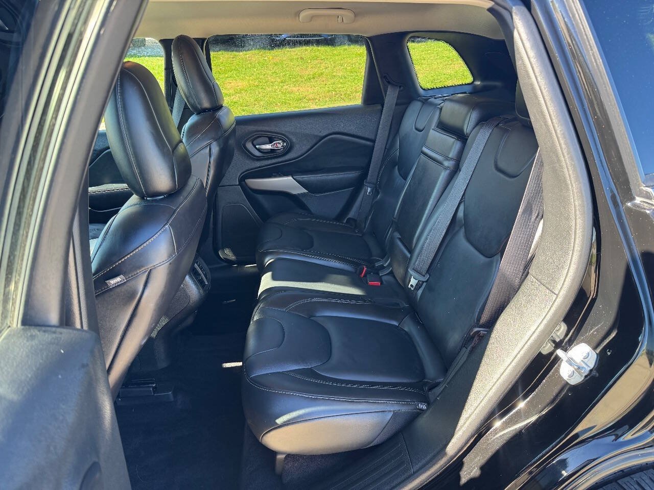 Used 2017 Jeep Cherokee Limited AWD/4WD image 12