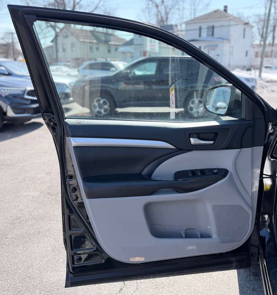 Used 2019 Toyota Highlander XLE AWD/4WD image 18