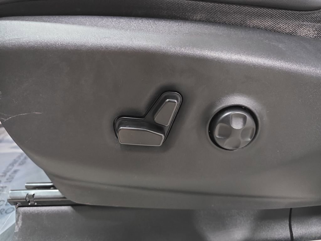 Used 2023 Chrysler Pacifica Touring-L image 30