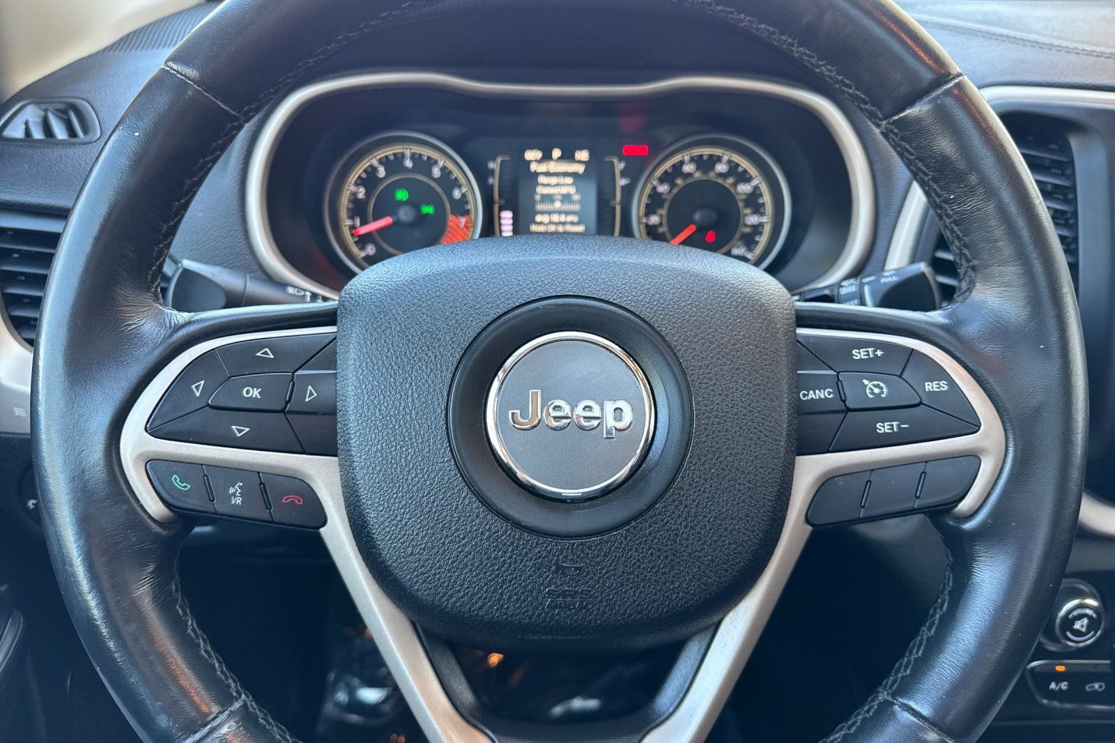 Used 2015 Jeep Cherokee Latitude w/ Comfort/Convenience Group image 22