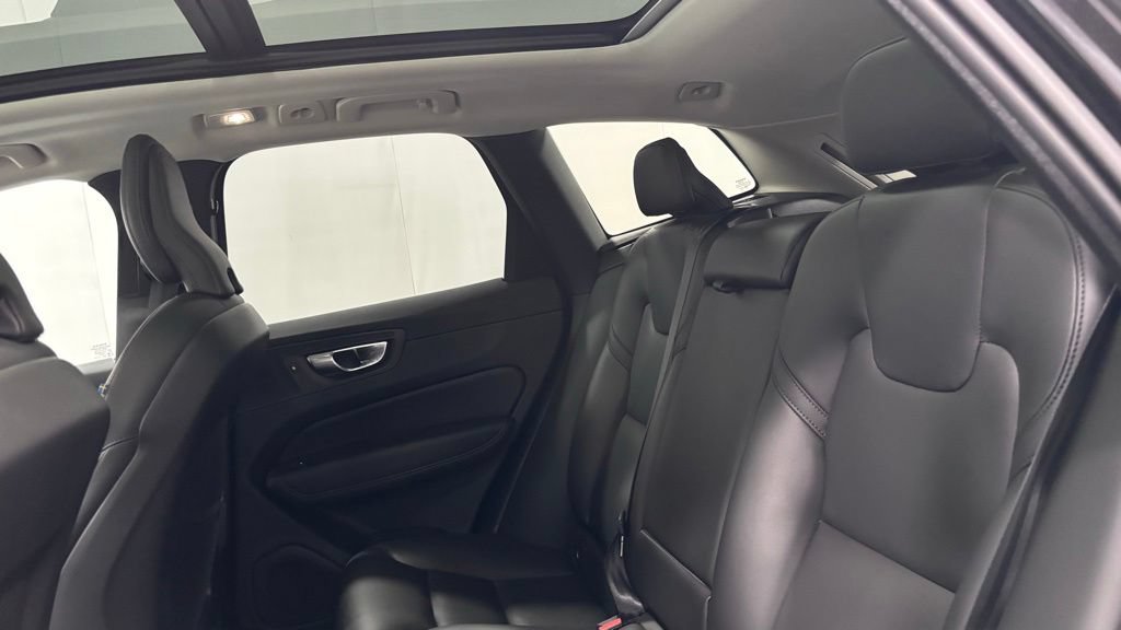 Certified 2025 Volvo XC60 B5 Core AWD/4WD image 22