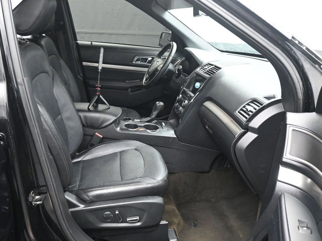 Used 2018 Ford Explorer XLT w/ Equipment Group 202A FWD image 2