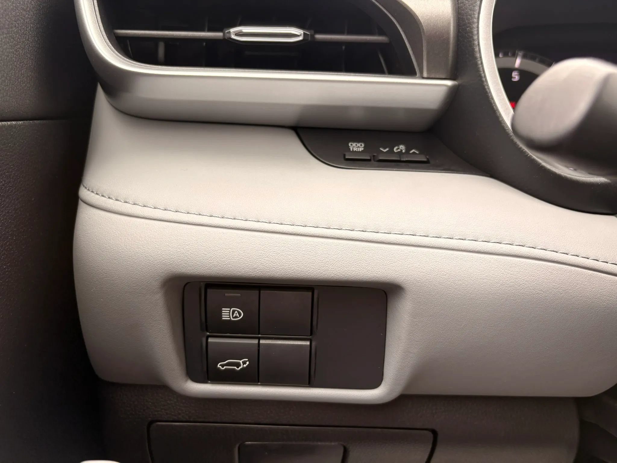 Used 2021 Toyota Highlander XLE AWD/4WD image 31