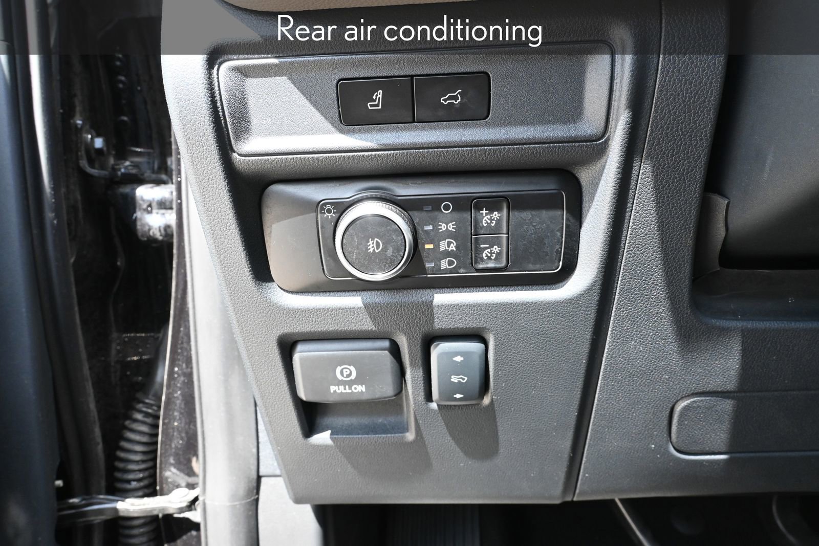 Used 2024 Ford Expedition Limited image 11