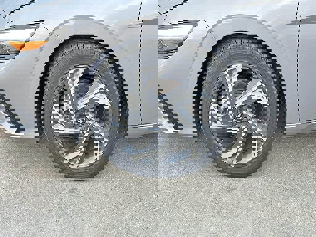 New 2025 Hyundai Elantra SEL image 3