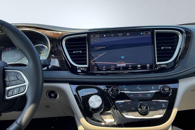 Used 2023 Chrysler Pacifica Limited image 10