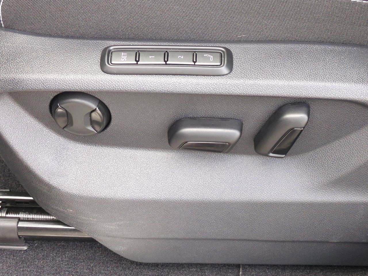 Used 2025 Volkswagen Atlas SEL Premium R-Line image 18