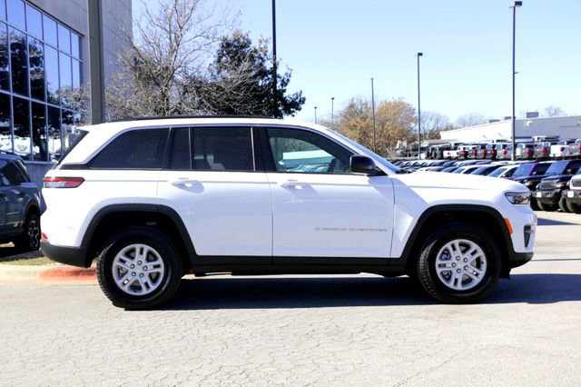 New 2025 Jeep Grand Cherokee Laredo w/ Luxury Tech Group I RWD image 4
