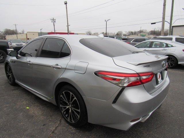 Used 2018 Toyota Camry SE image 5