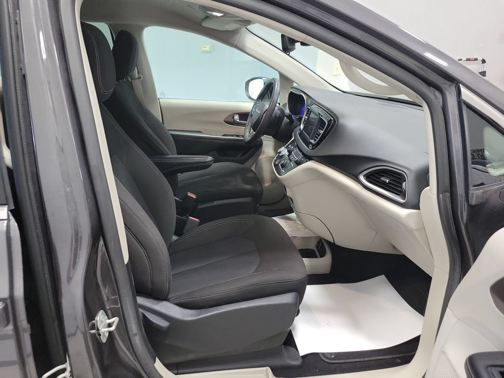 Used 2023 Chrysler Voyager LX FWD image 24