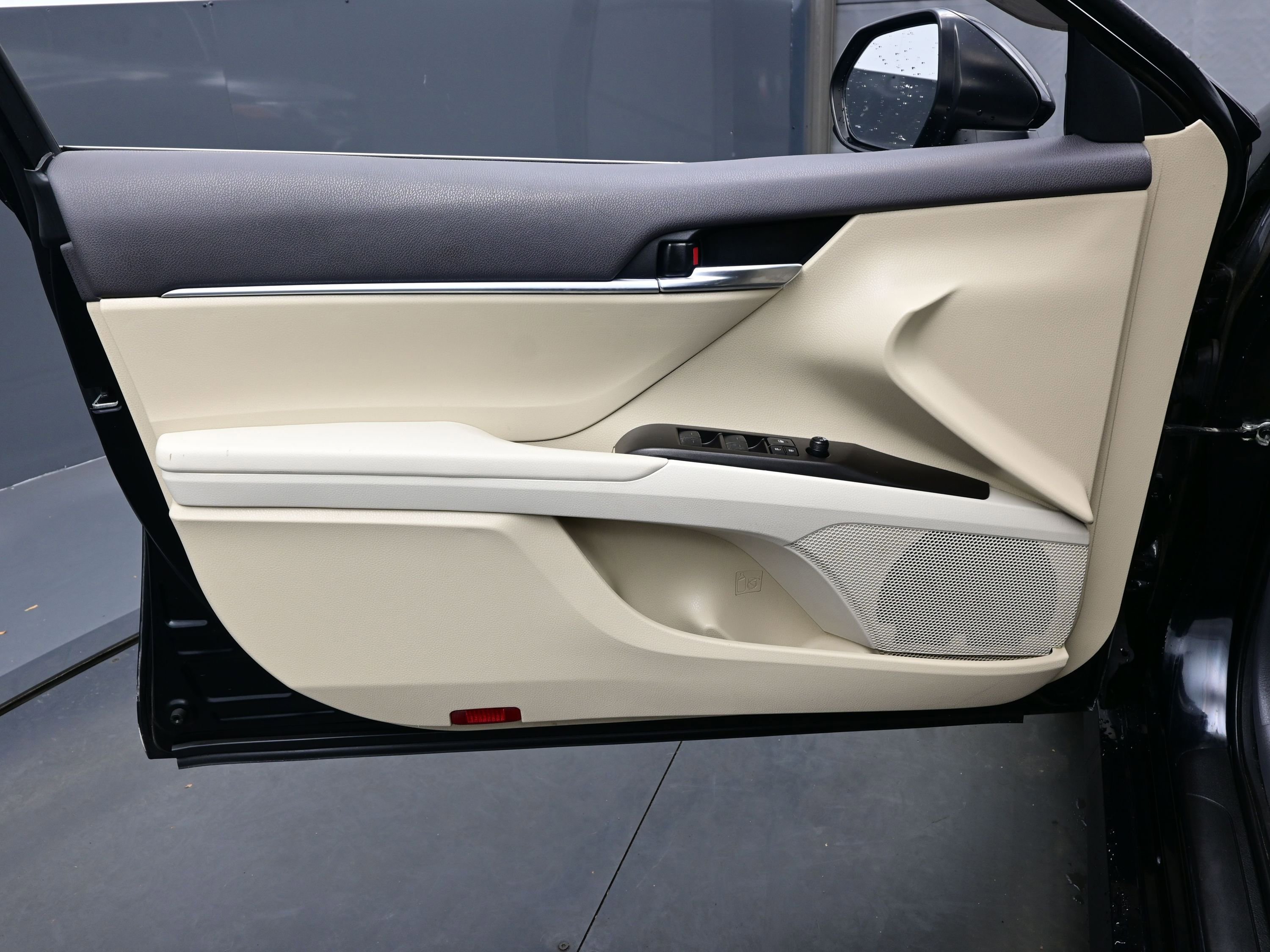 Used 2021 Toyota Camry LE image 9