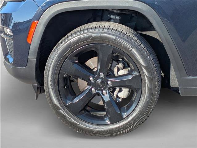 Used 2024 Jeep Grand Cherokee Limited w/ Black Appearance Package AWD/4WD image 9