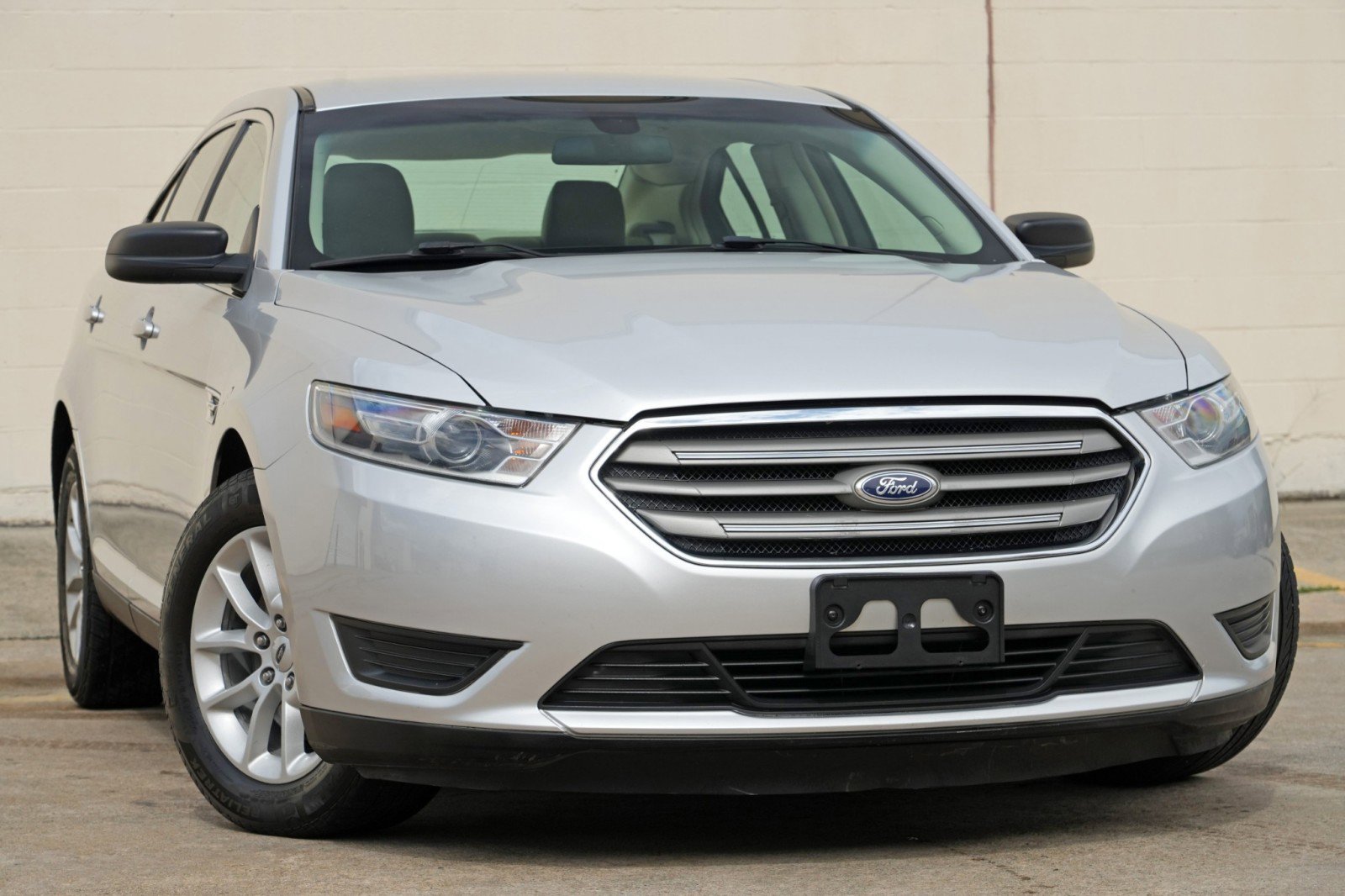 Used 2015 Ford Taurus SE FWD image 2