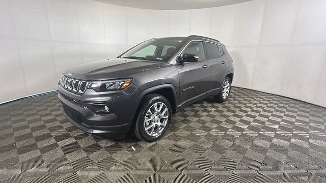 Used 2024 Jeep Compass Latitude w/ Sun and Sound Group AWD/4WD image 7