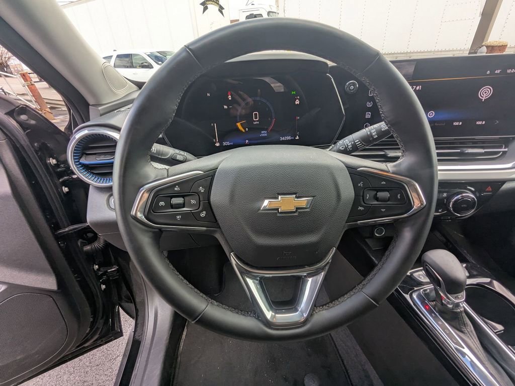 Used 2025 Chevrolet Trax LT w/ LT Convenience Package image 16