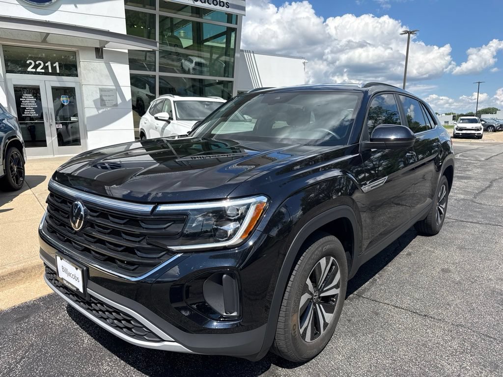 Used 2024 Volkswagen Atlas Cross Sport SE AWD/4WD image 2