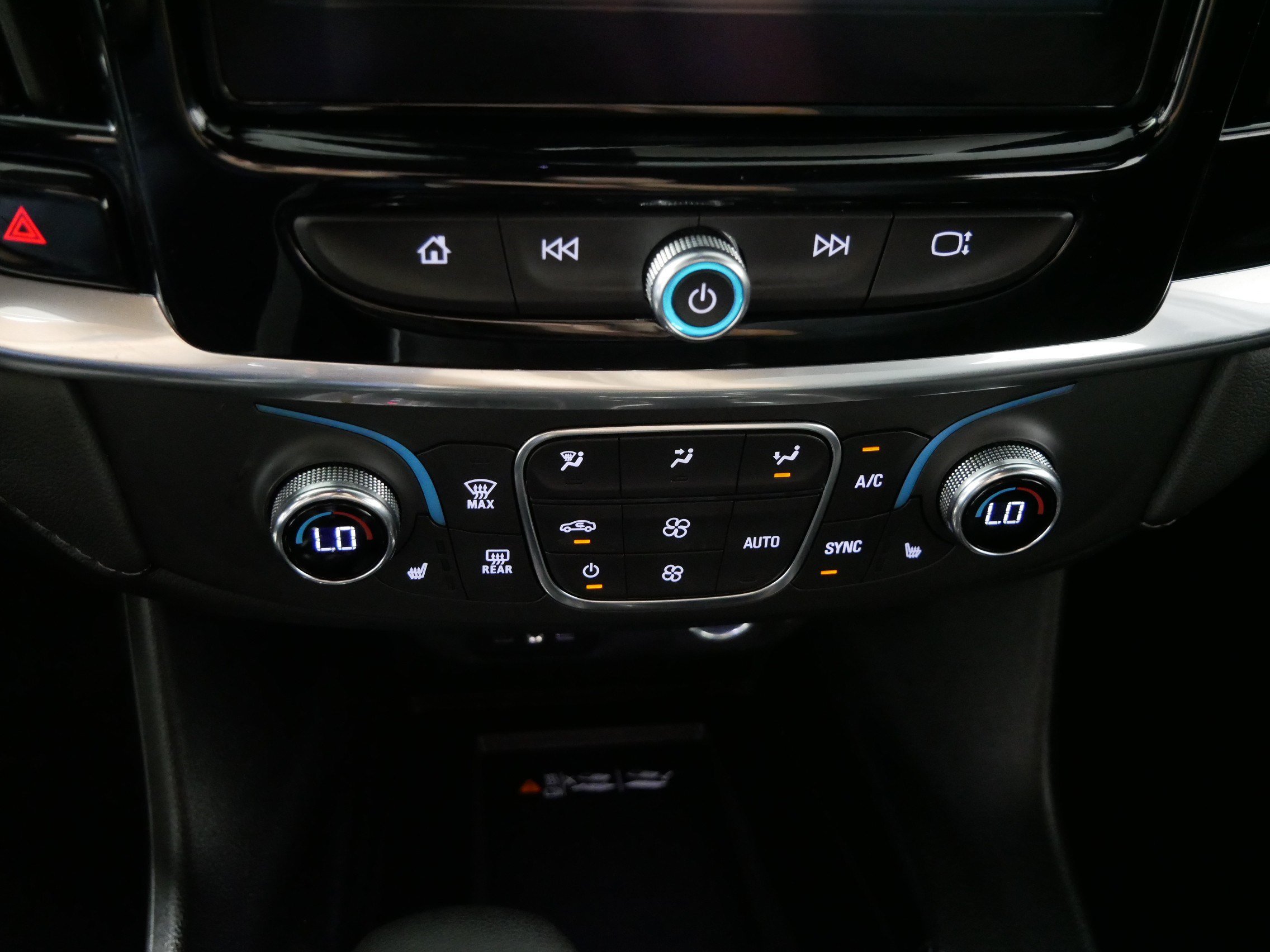 Used 2023 Chevrolet Traverse LT FWD image 23