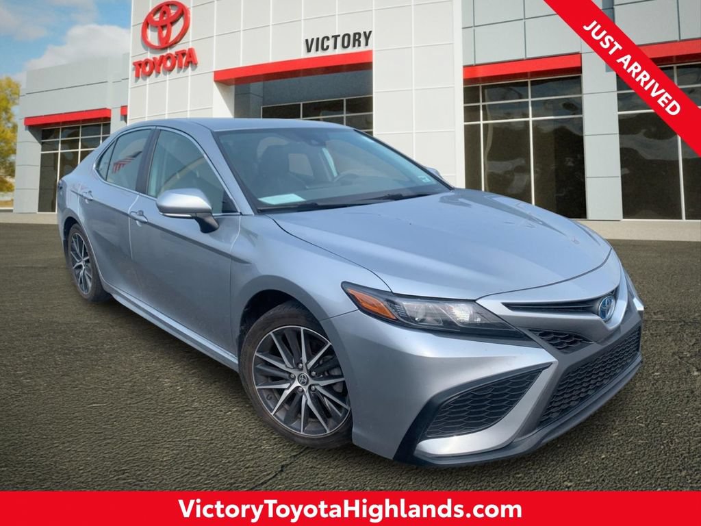 Used 2022 Toyota Camry SE w/ Cold Weather Package