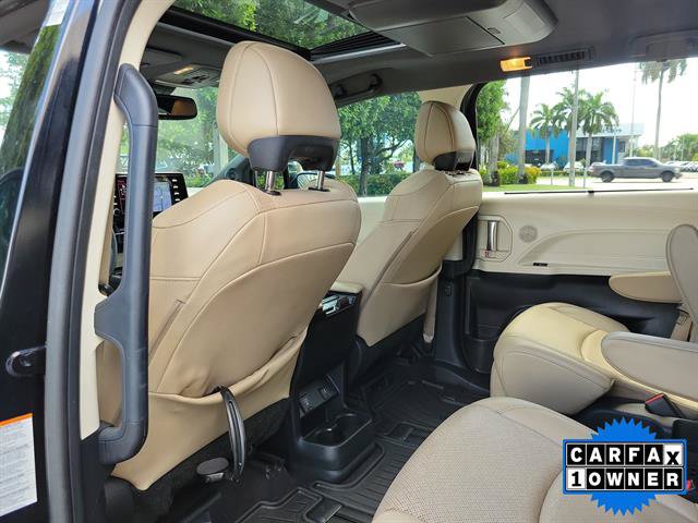 Used 2023 Toyota Sienna Limited FWD image 10