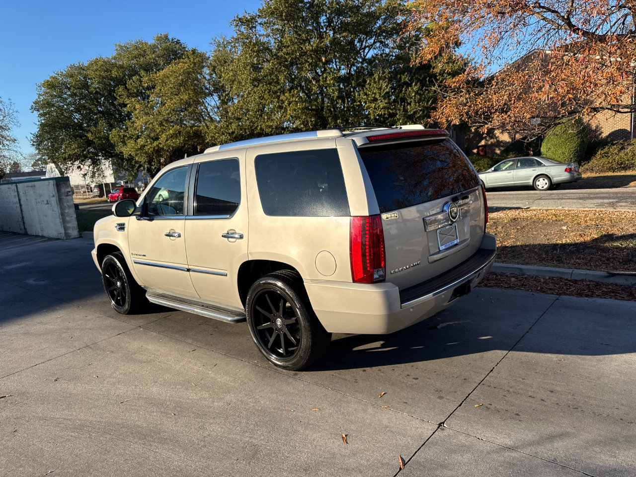 Used 2007 Cadillac Escalade AWD w/ Information Package image 9