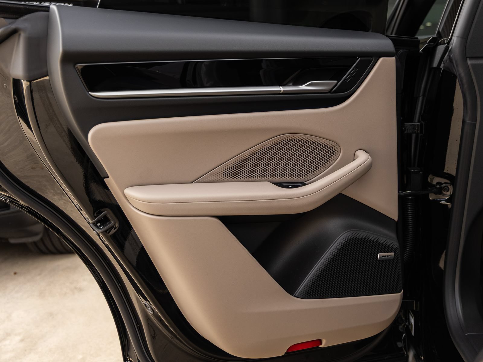 Certified 2025 Porsche Macan Electric RWD image 30