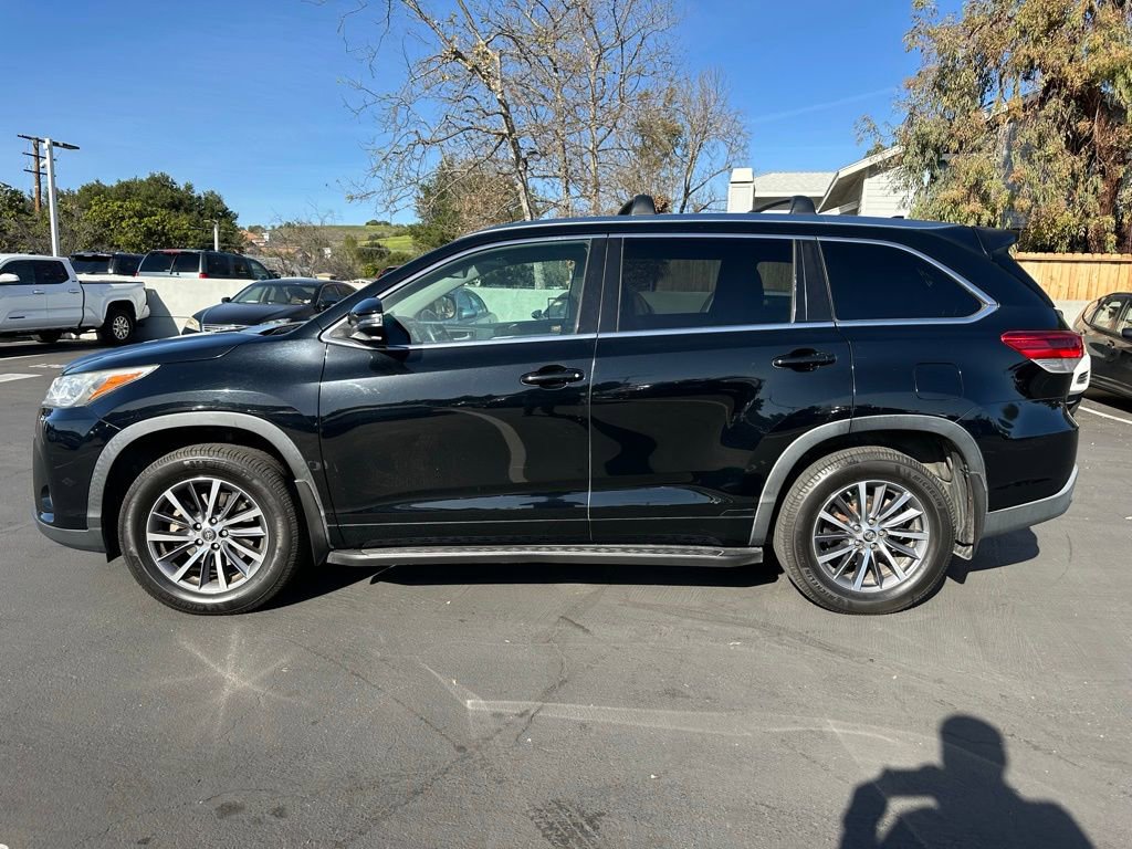 Used 2017 Toyota Highlander XLE image 2