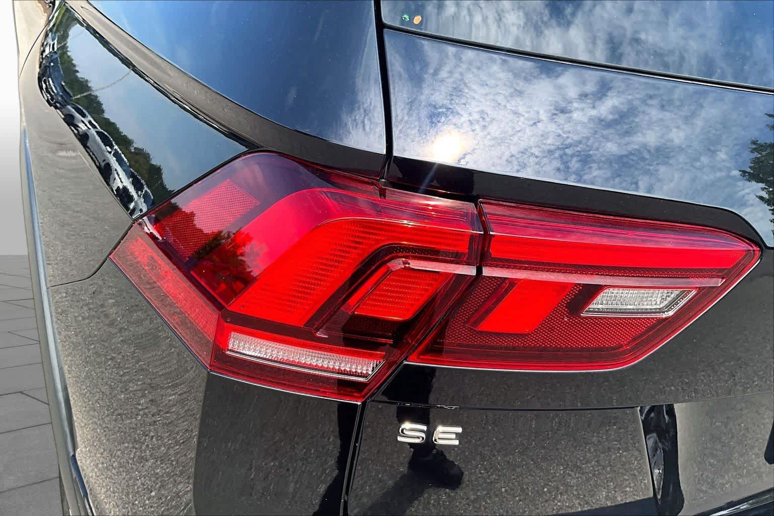 Used 2022 Volkswagen Tiguan SE R-Line AWD/4WD image 30