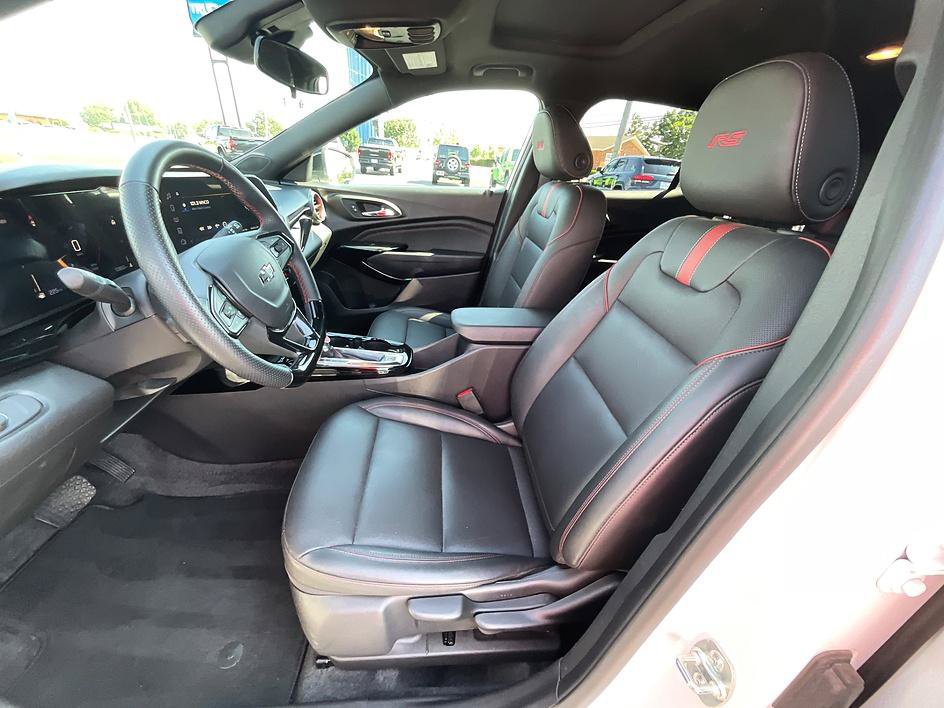 Used 2025 Chevrolet Trax RS w/ Sunroof Package FWD image 4