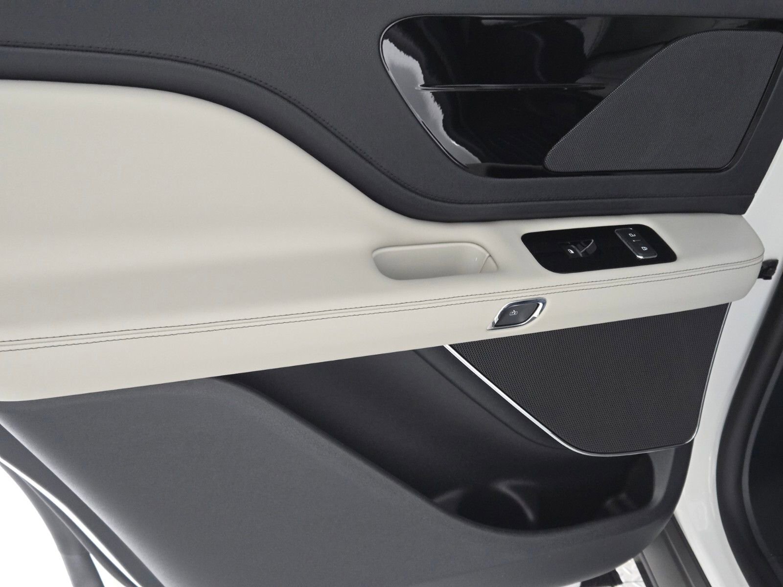 New 2026 Lincoln Aviator 2WD w/ Jet Appearance Package image 21