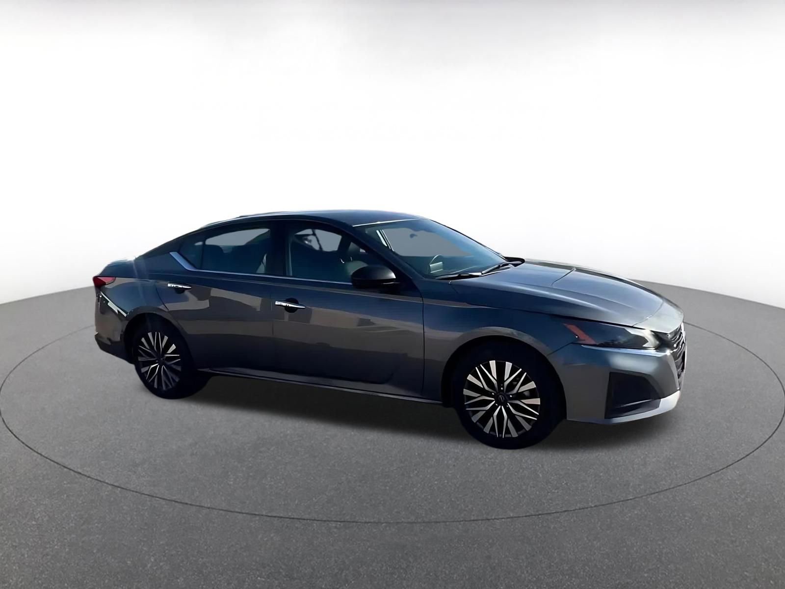 Used 2025 Nissan Altima 2.5 SV image 2