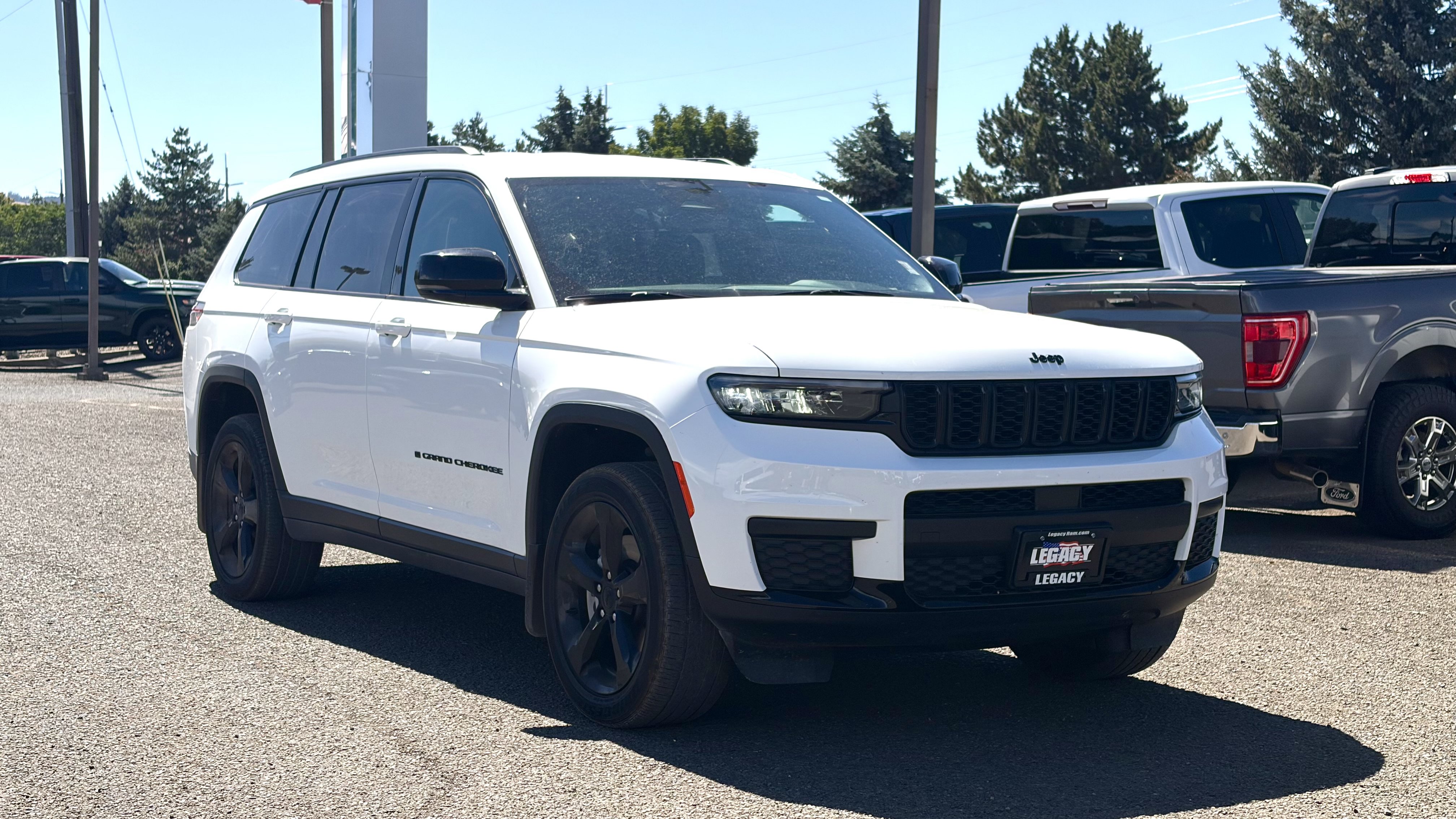 Used 2024 Jeep Grand Cherokee L Laredo AWD/4WD image 1