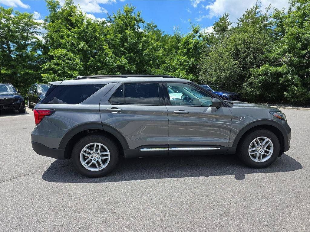 Used 2025 Ford Explorer Active AWD/4WD image 2
