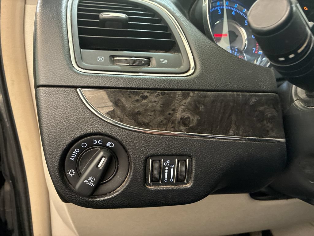 Used 2014 Chrysler Town & Country Touring FWD image 21