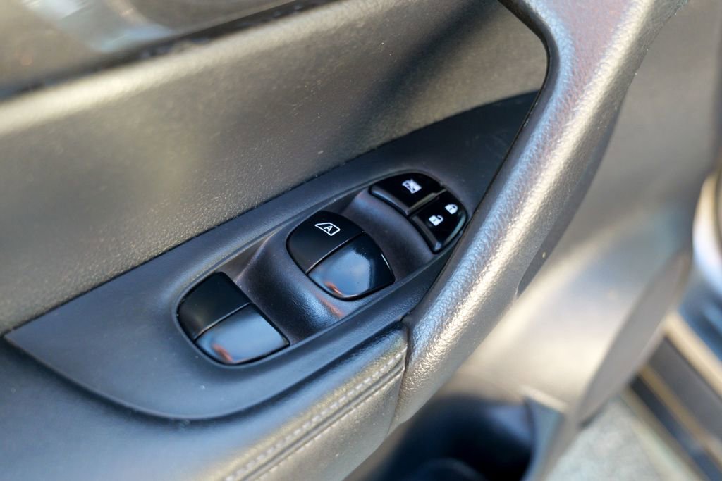 Used 2020 Nissan Rogue SV image 18