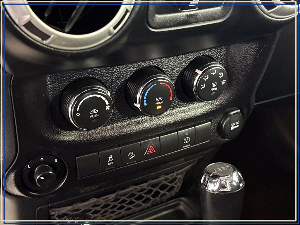 Used 2018 Jeep Wrangler Unlimited Sahara w/ Connectivity Group AWD/4WD image 40
