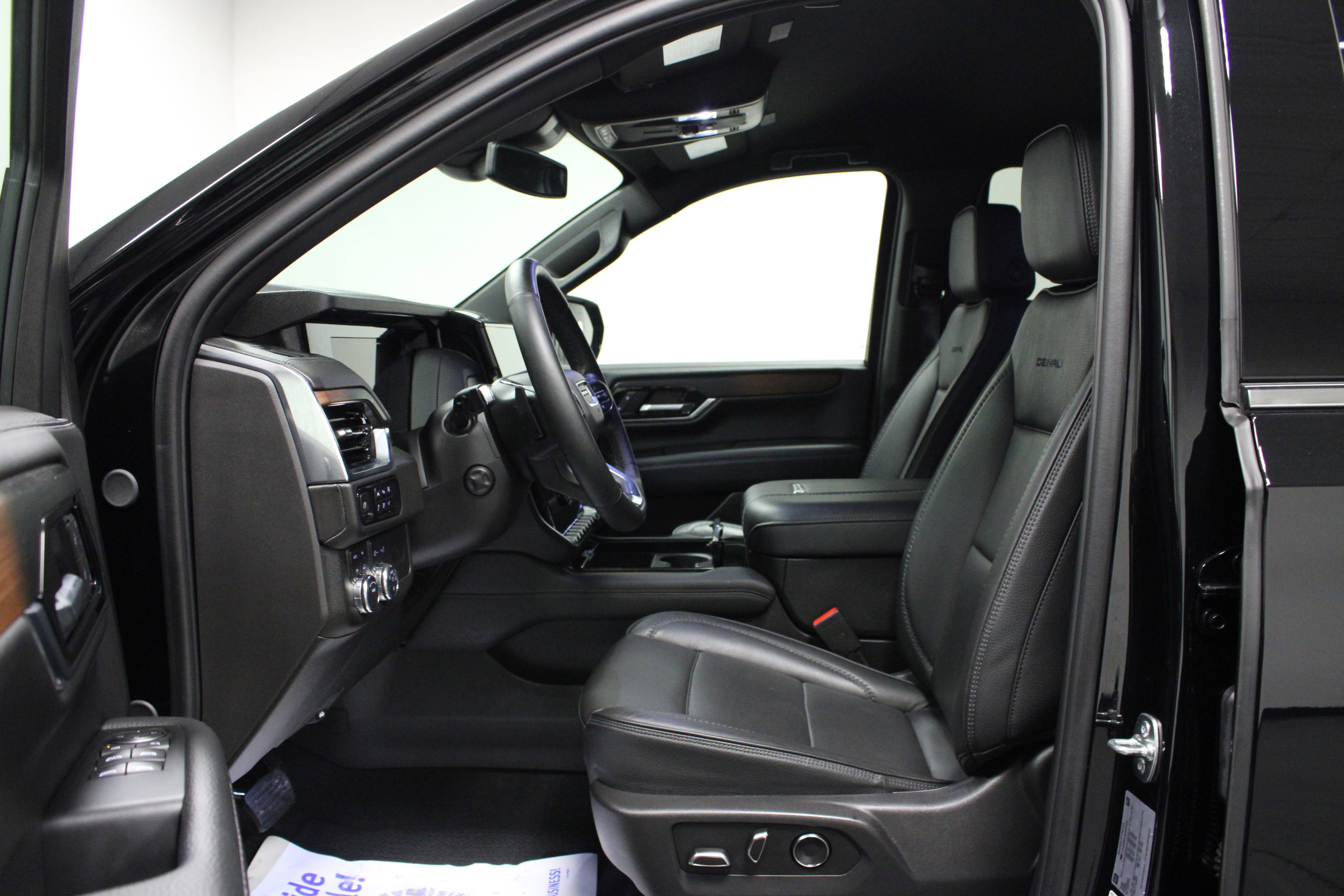 Used 2025 GMC Yukon Denali AWD/4WD image 12