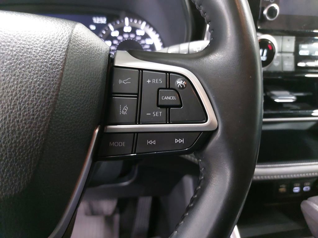 Used 2023 Toyota Highlander LE AWD/4WD image 20