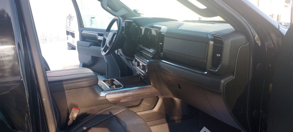 Used 2024 Chevrolet Silverado 2500 LTZ w/ LTZ Premium Package image 12