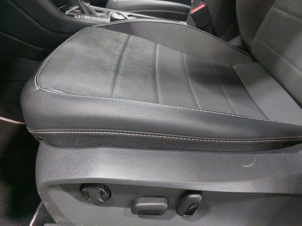 Used 2023 Volkswagen Taos SE w/ Panoramic Sunroof Package image 29