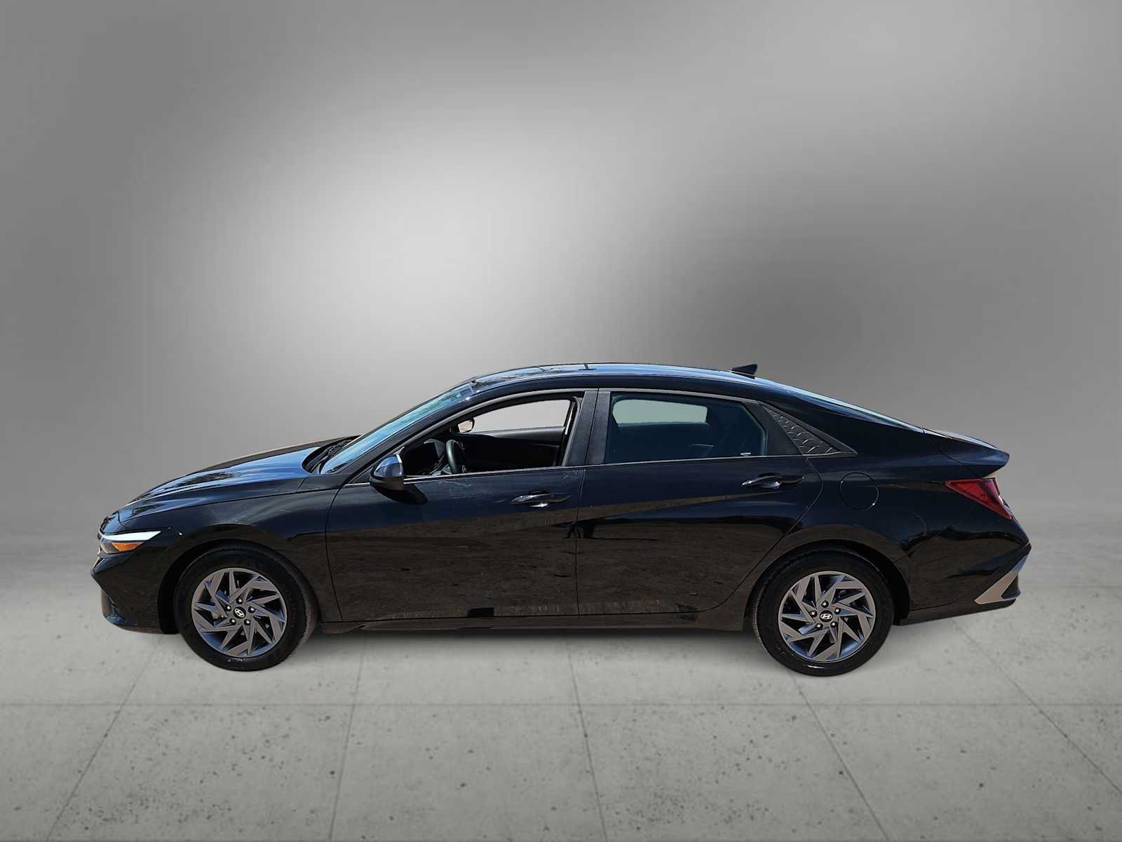 Certified 2024 Hyundai Elantra SEL FWD image 5