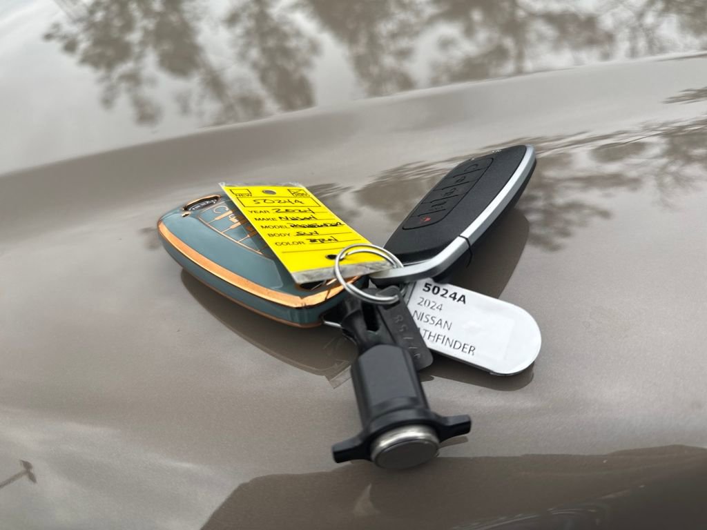 Used 2024 Nissan Pathfinder Platinum w/ Cargo Package image 28