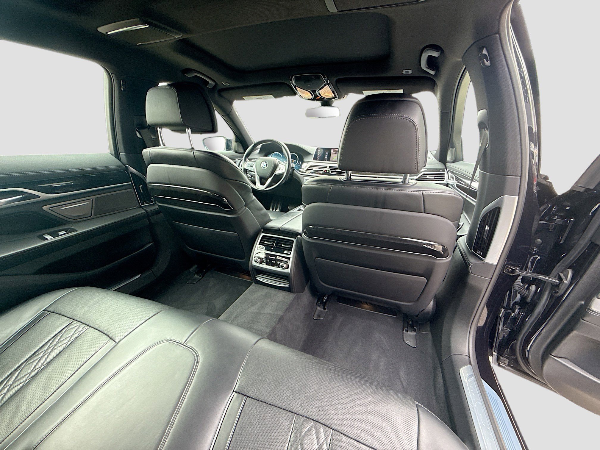 Used 2019 BMW 750i image 28