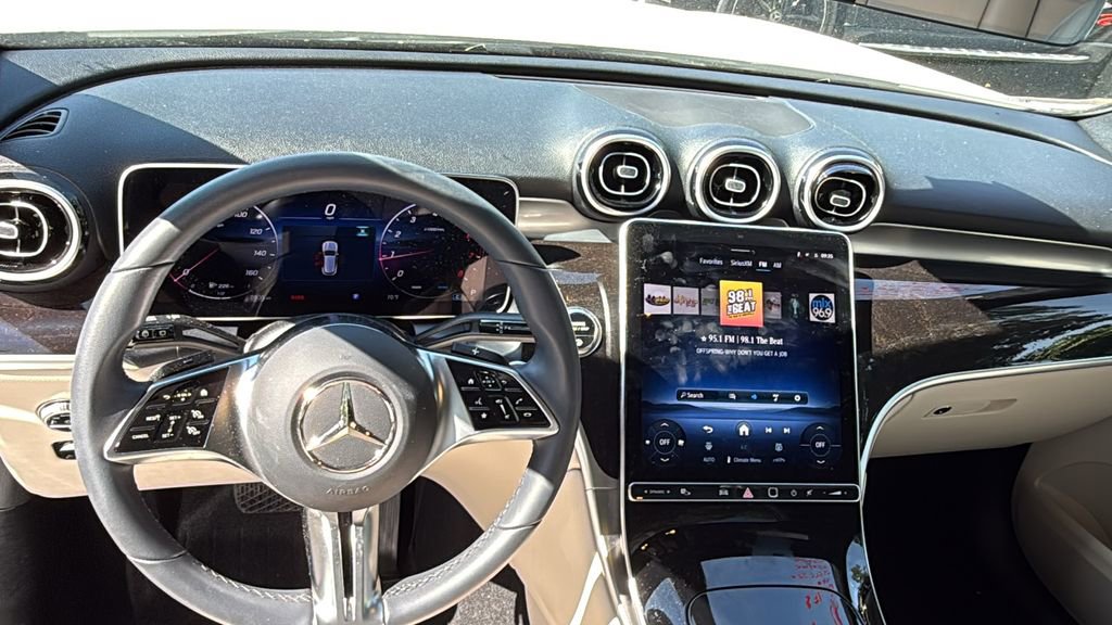 Used 2025 Mercedes-Benz GLC 300 4MATIC image 26
