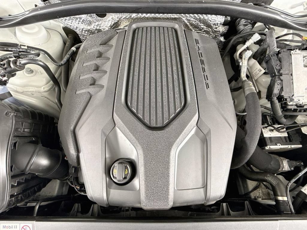 Certified 2024 Porsche Macan AWD/4WD image 30