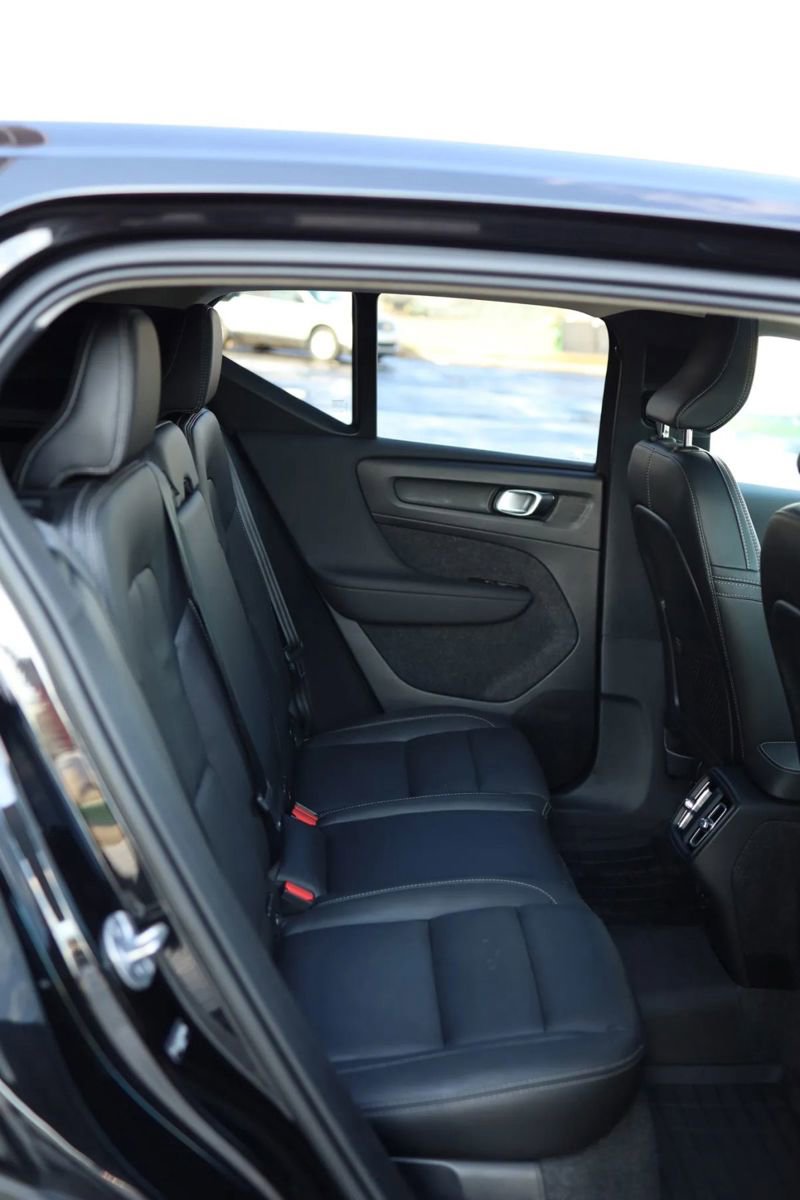 Used 2025 Volvo XC40 B5 Core image 46