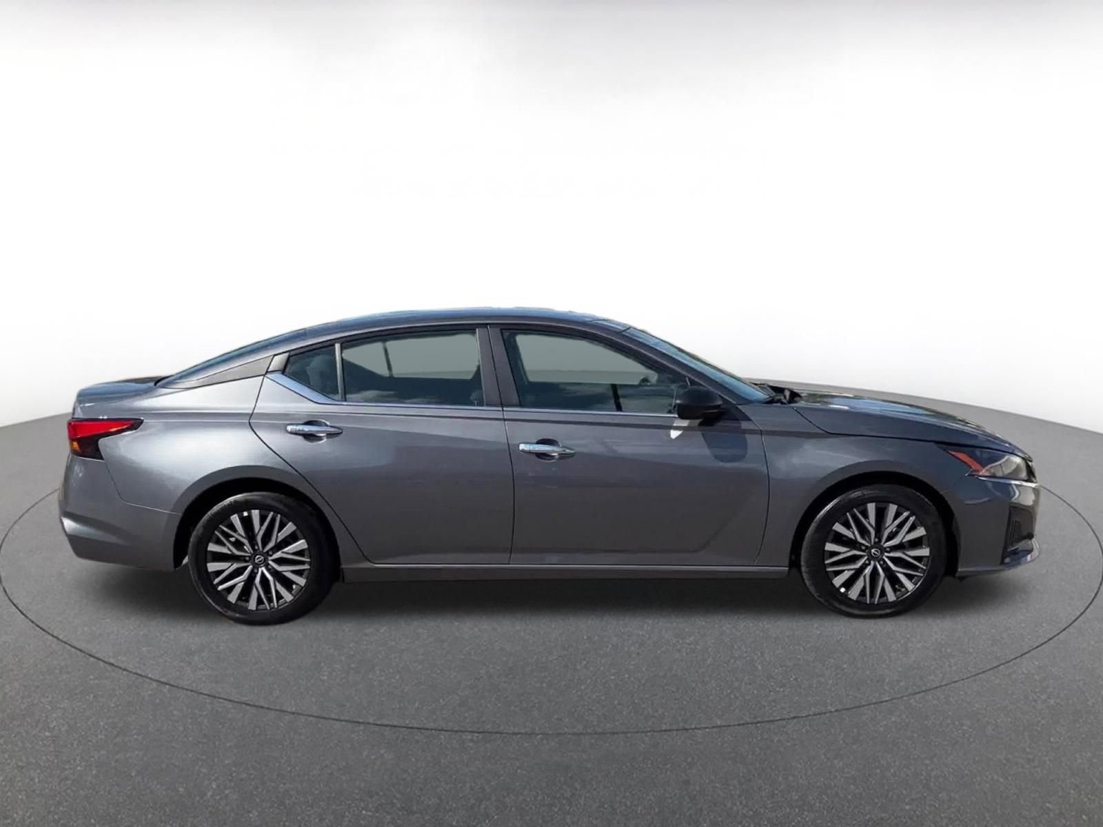 Used 2025 Nissan Altima 2.5 SV FWD image 16