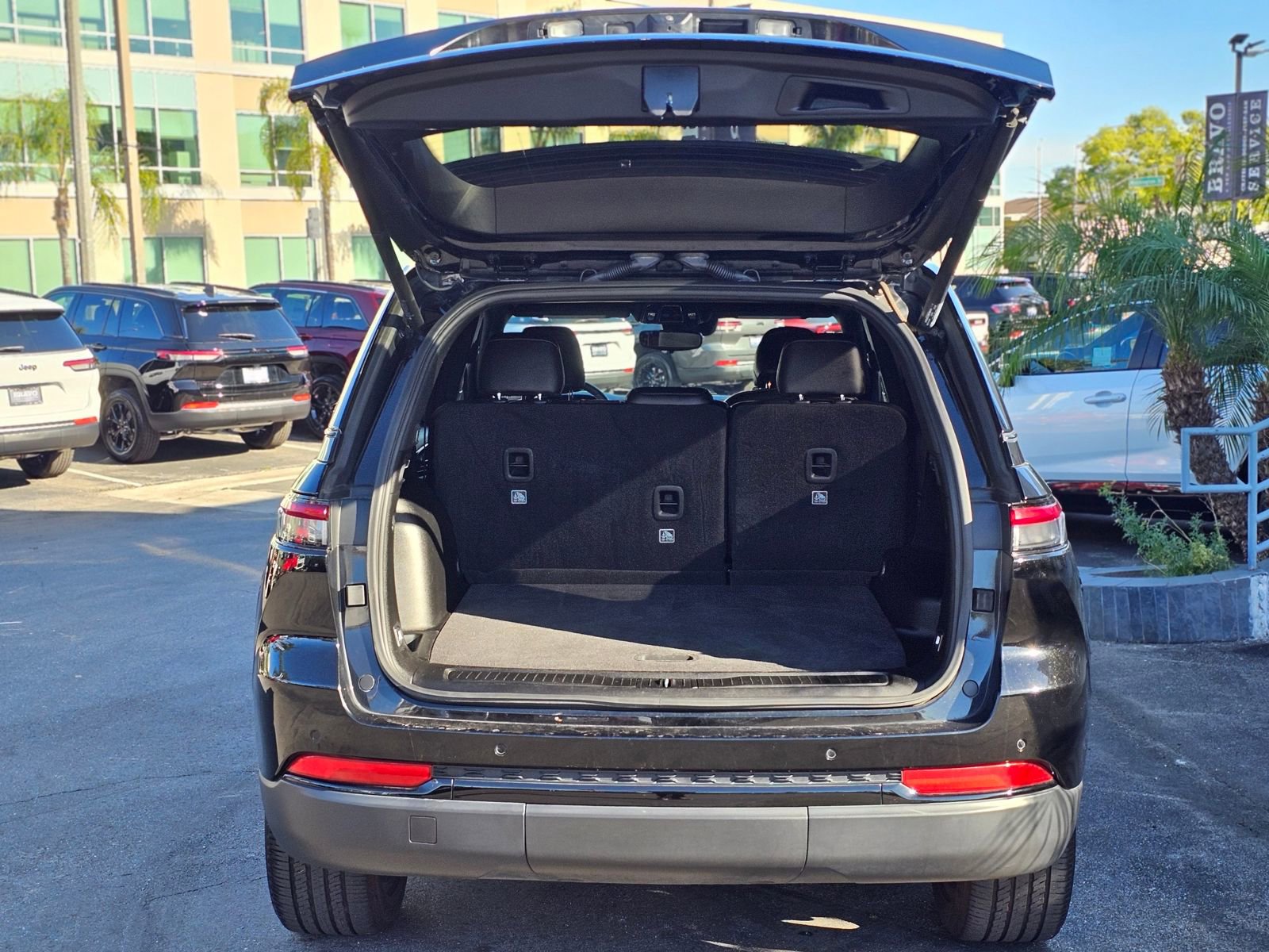 Used 2023 Jeep Grand Cherokee Altitude image 7