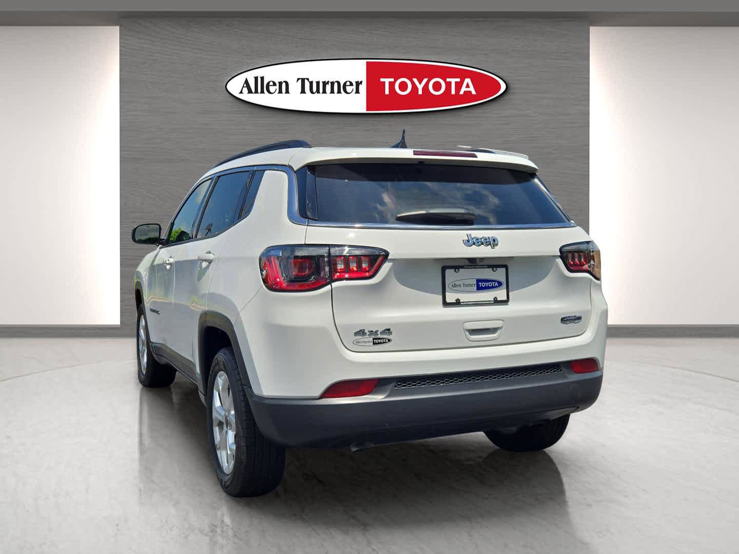 Used 2025 Jeep Compass Latitude AWD/4WD image 9
