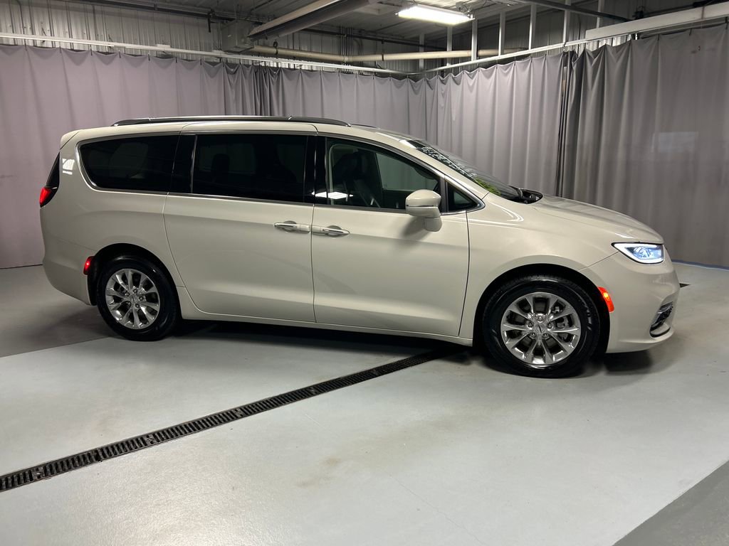 Used 2021 Chrysler Pacifica Touring-L FWD image 8